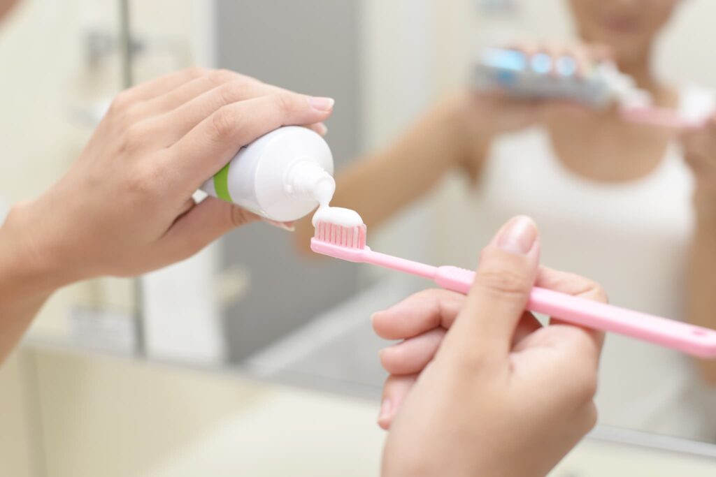 前歯の虫歯を予防するするために毎日歯磨きする様子