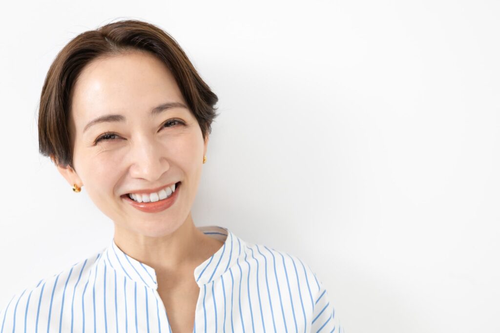 前歯の虫歯を治療して笑顔を取り戻した女性