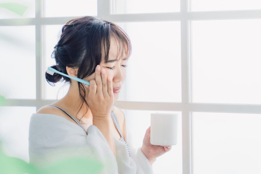 前歯が虫歯になりしみるようになった女性