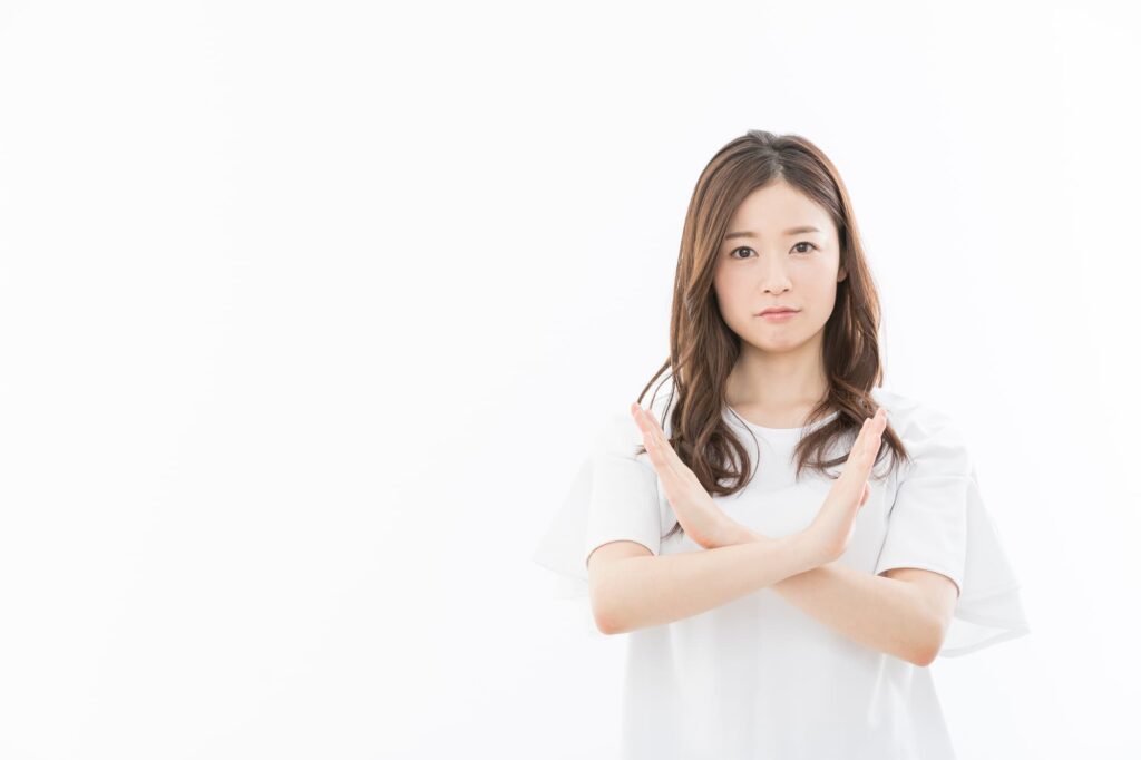 前歯の虫歯にやってはいけないことを紹介する女性