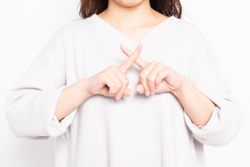 インプラント治療ができないケースを紹介する女性