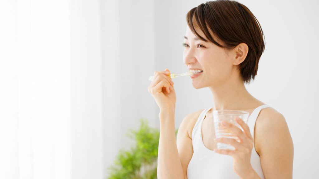 歯周病予防のために丁寧に歯磨きをする女性