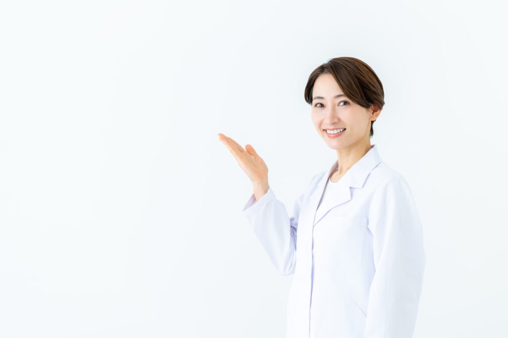 根管治療の痛みの原因を伝える歯科医師