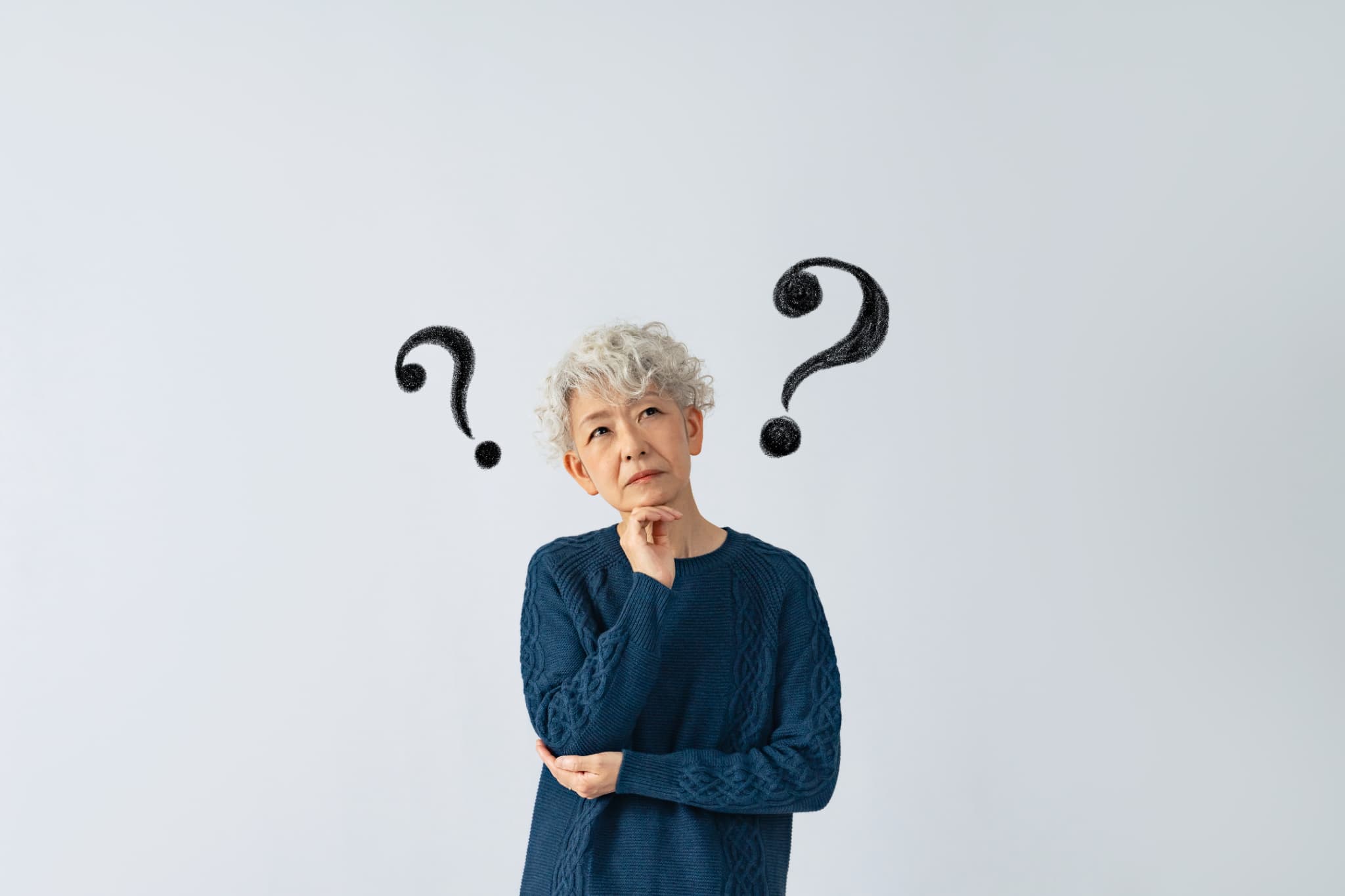 入れ歯は保険適用の対象となるか考える老人