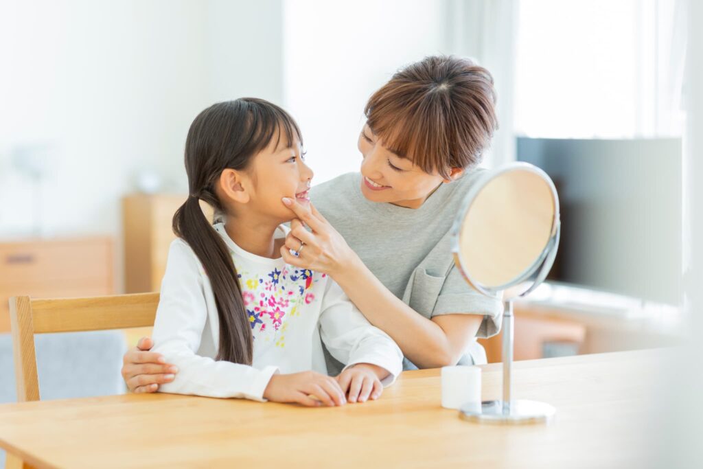 綺麗になった歯並びを確認する親子