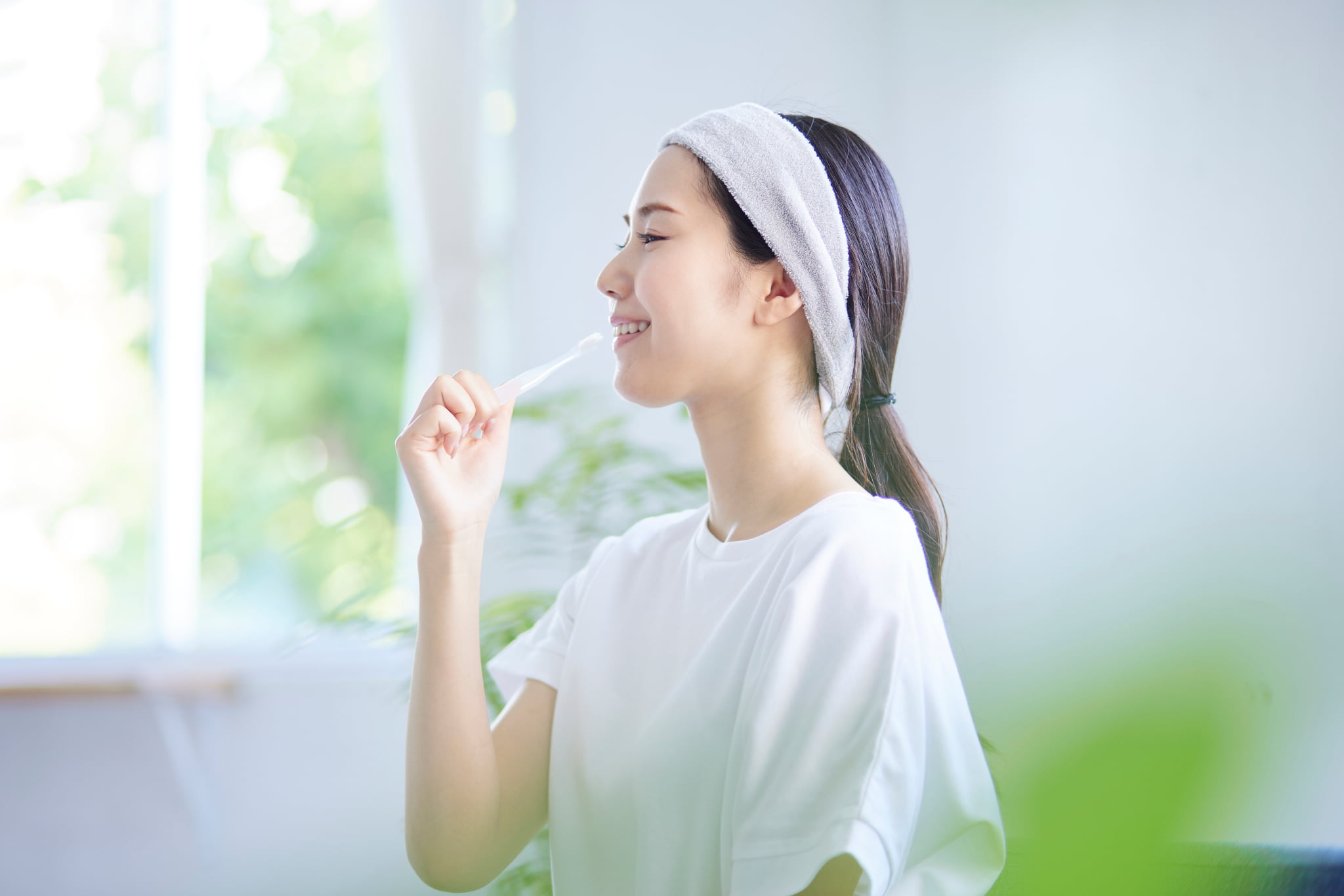 虫歯を予防するため歯磨きを欠かさない女性