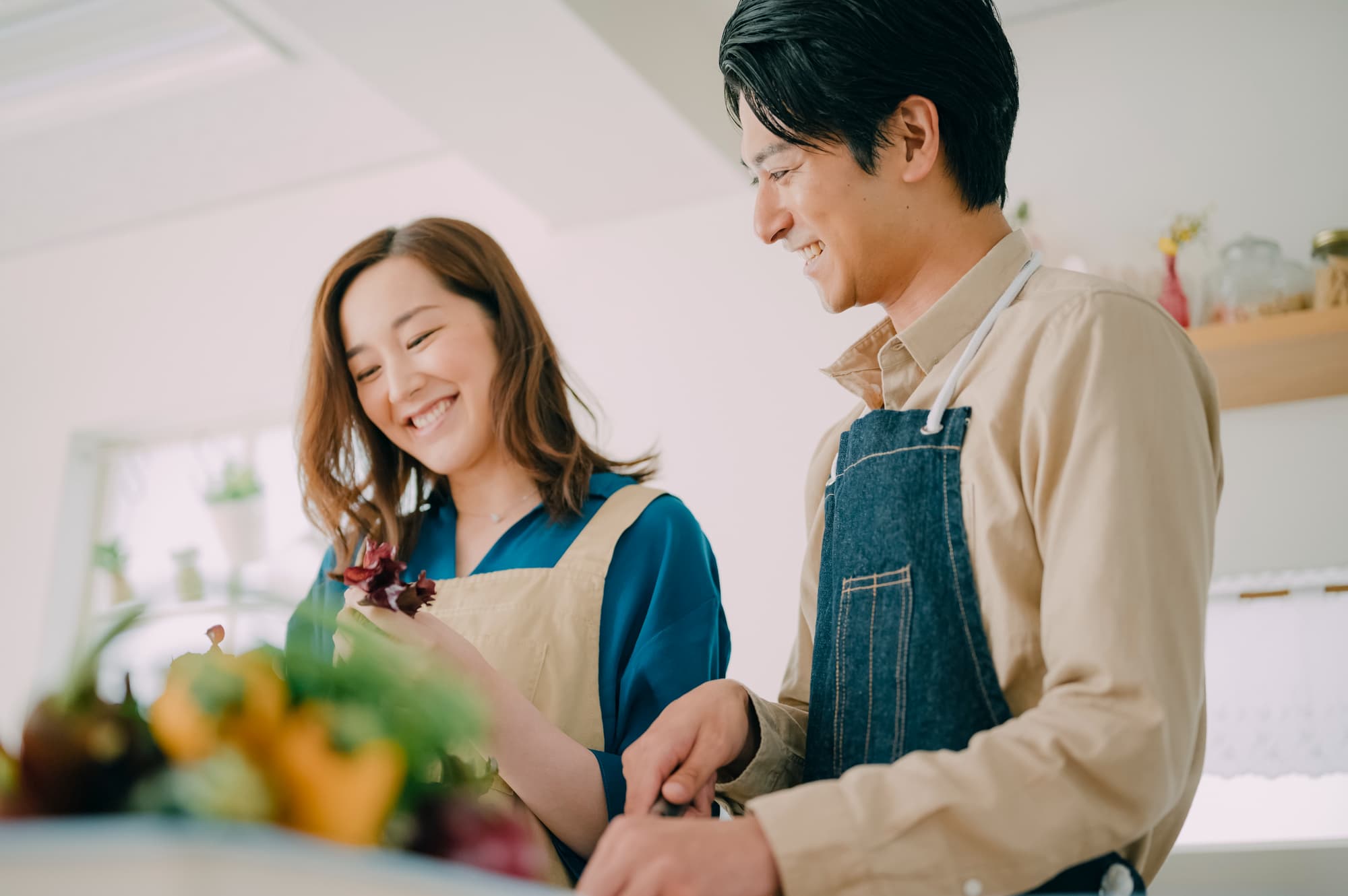 仲良く料理を楽しむ若い夫婦