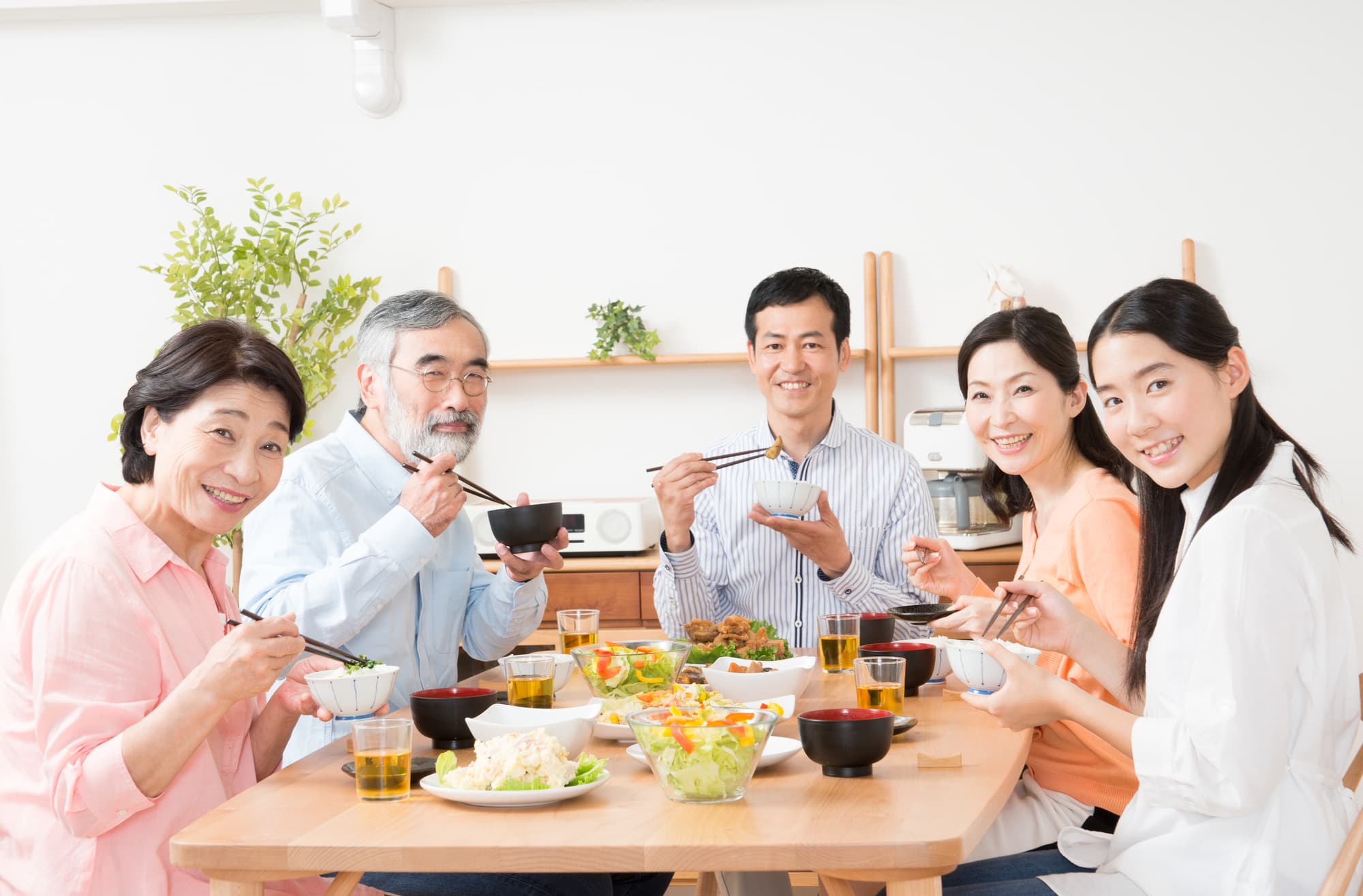 健康な歯で食事を楽しむ家族