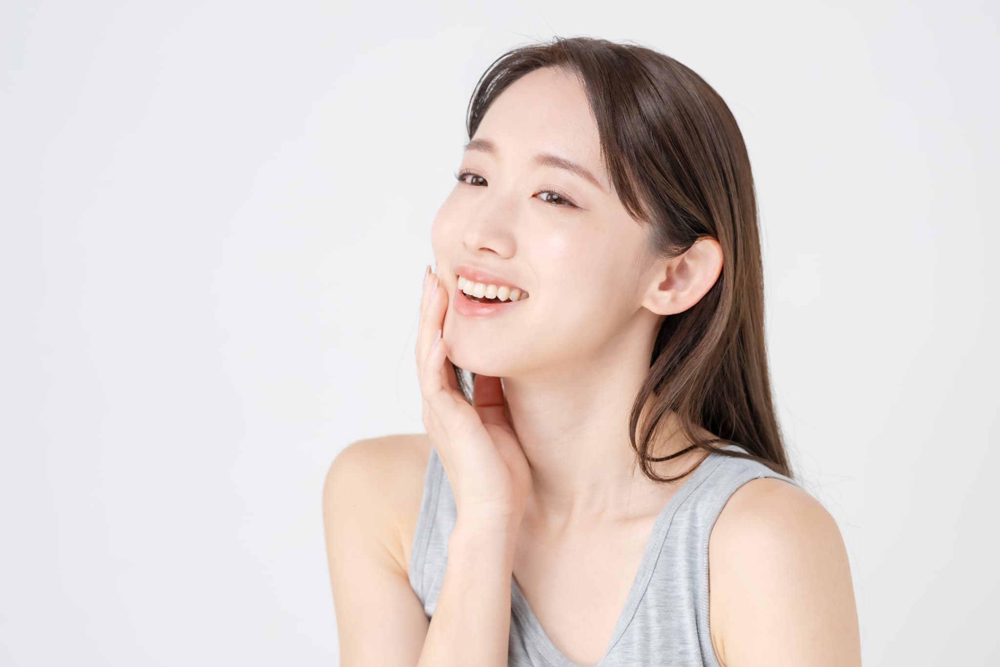 歯を整えて嬉しそうに微笑む女性