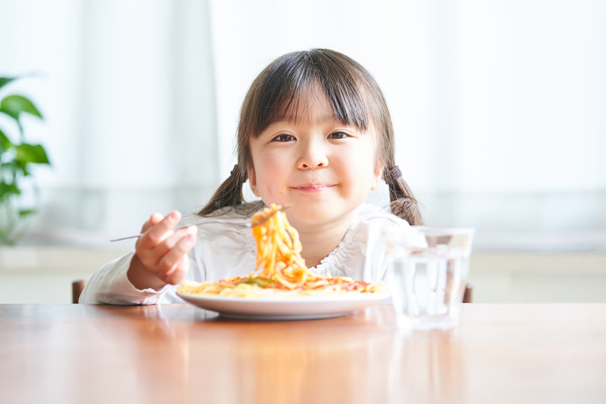 パスタを食べる子ども