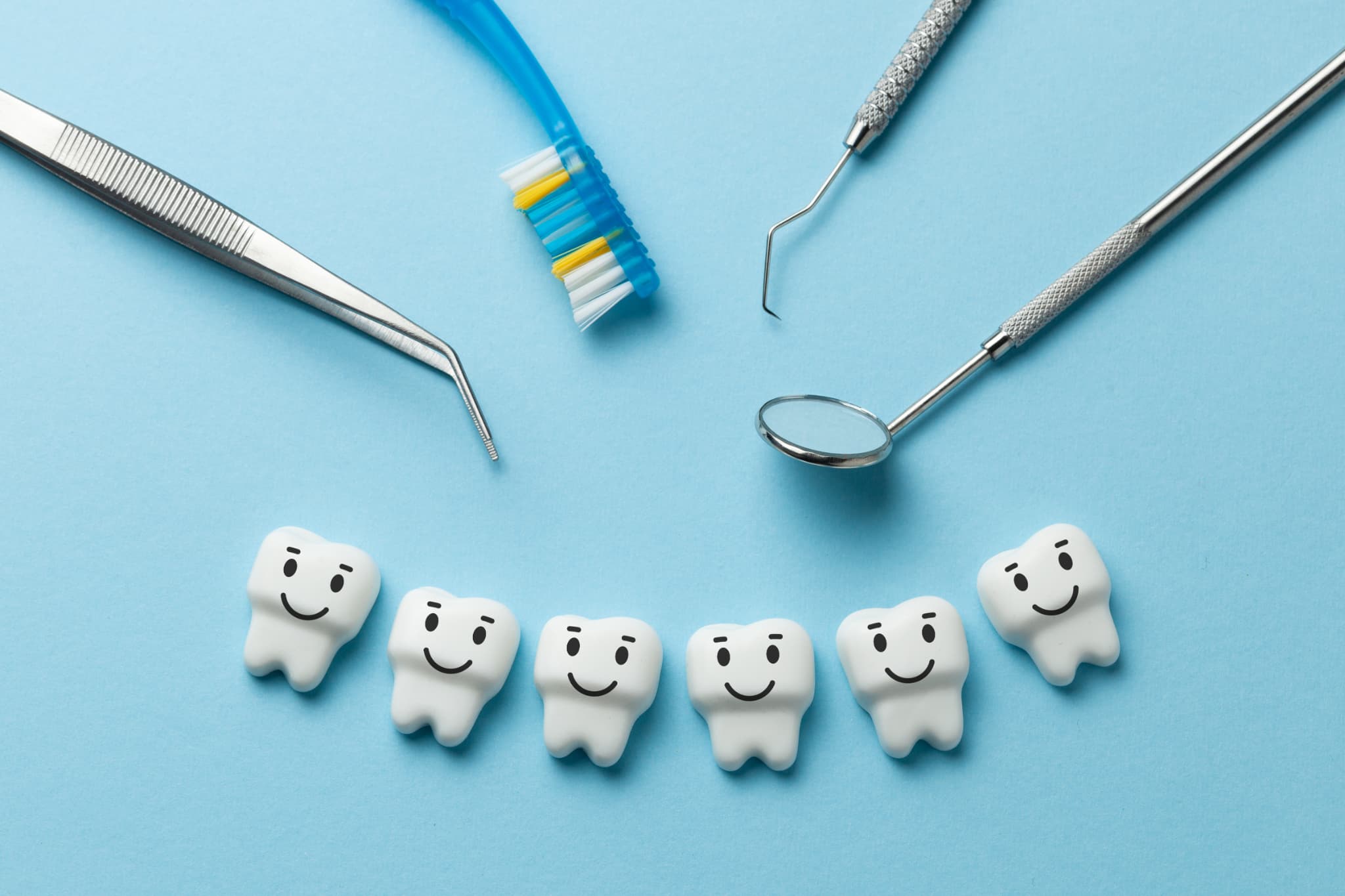 奥歯が虫歯になるのを予防するためブラッシングや定期検診の重要性を示すイメージ