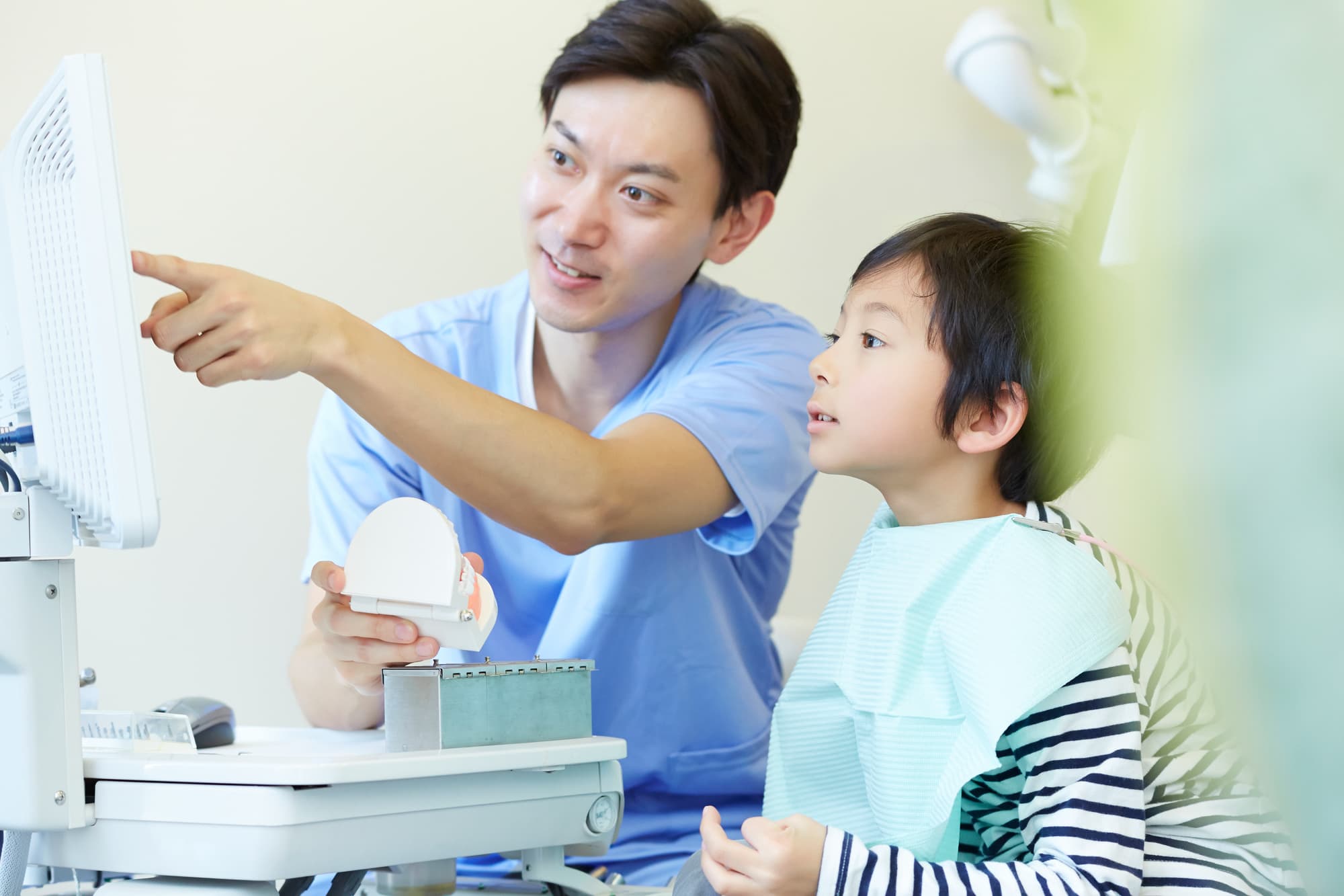 定期的に歯科検診を受ける子ども