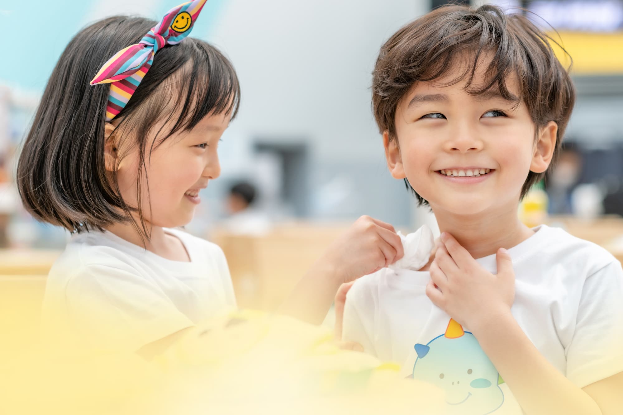 プレオルソで歯列が整い笑顔で遊ぶ子ども