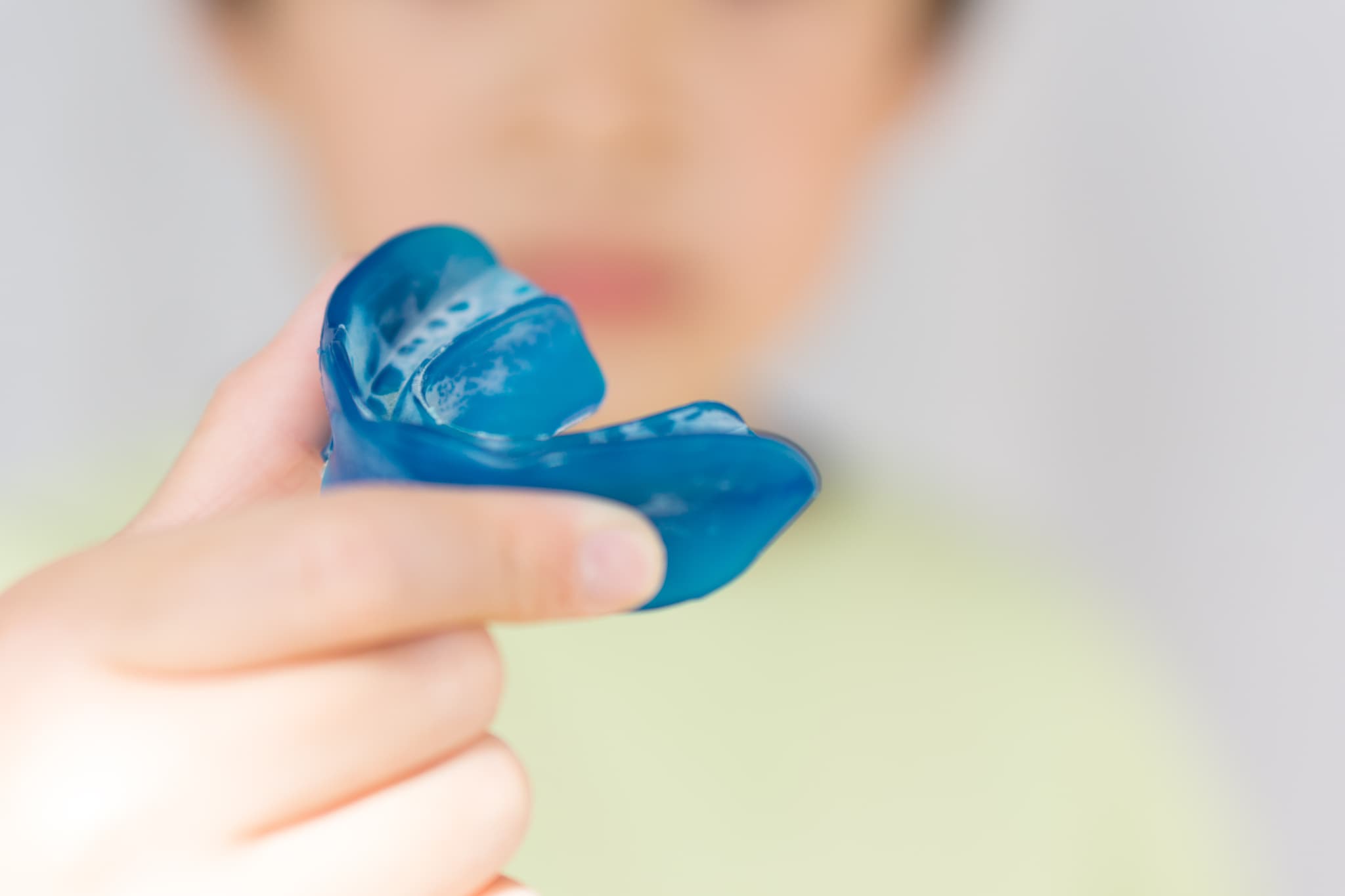 プレオルソのアライナーを手にする子ども