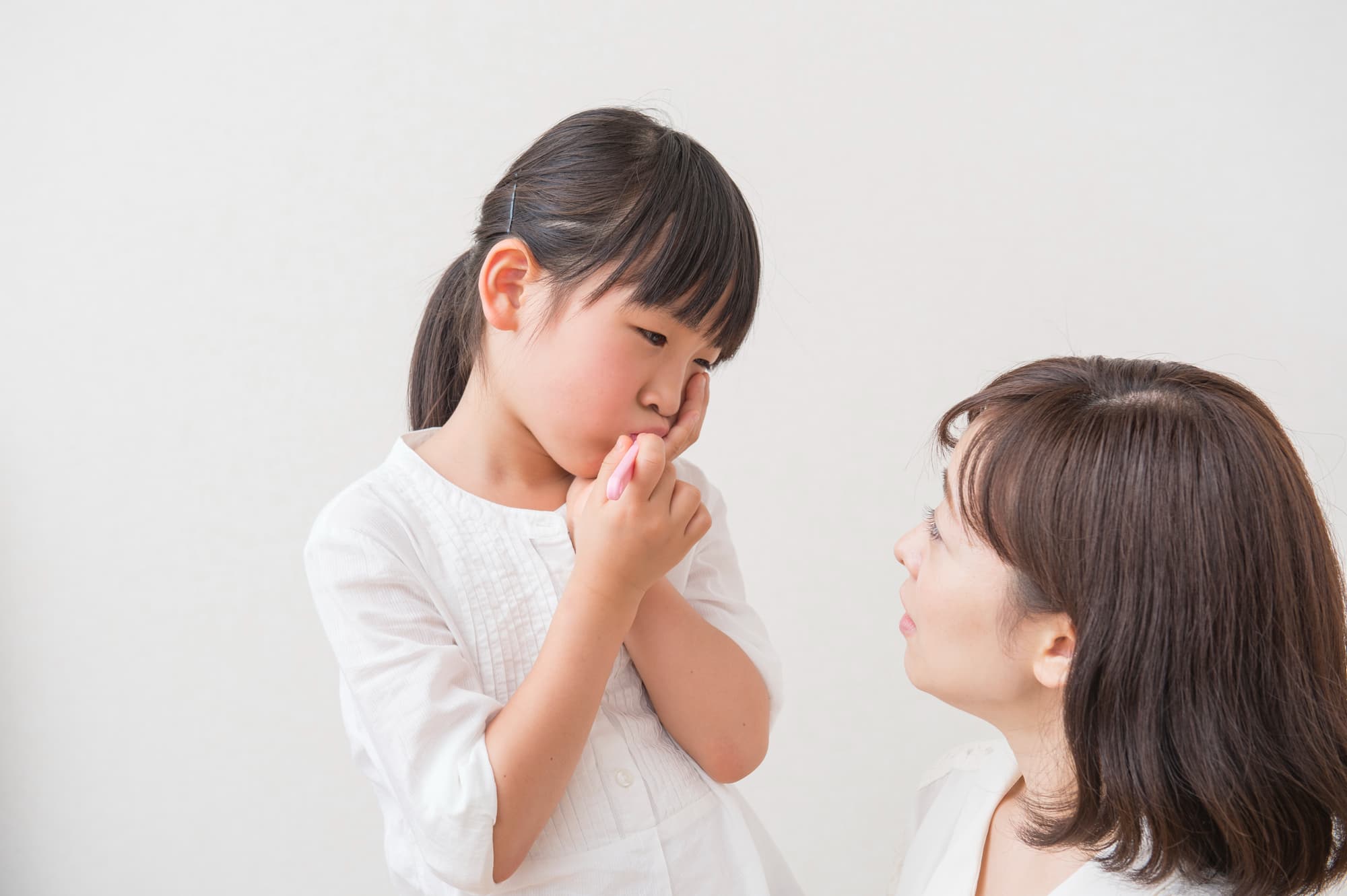 母親に矯正の痛みを訴える女の子