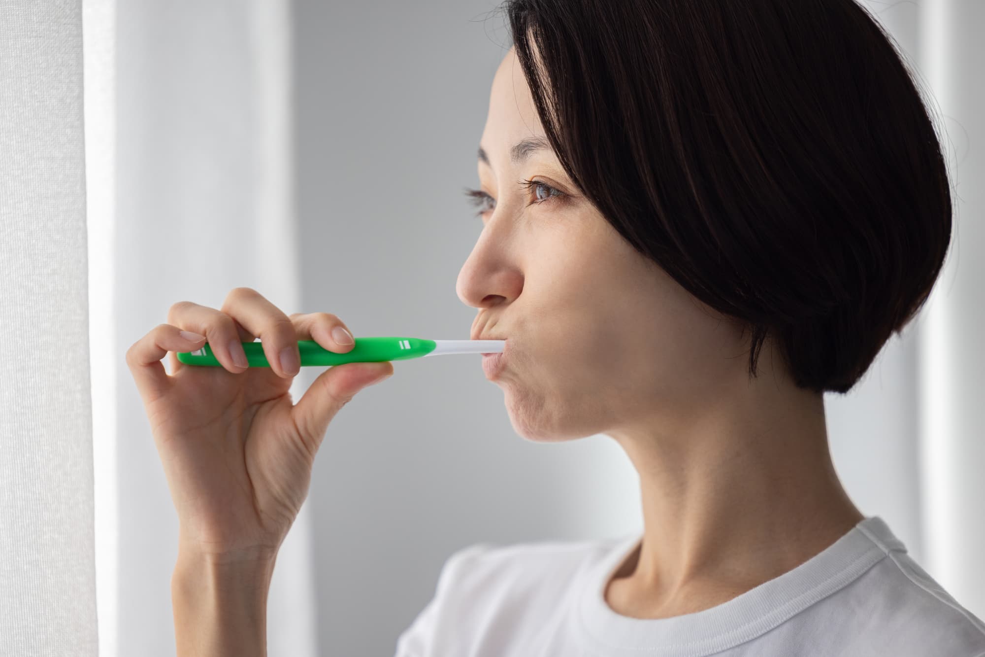 丁寧な歯磨きで口臭を予防する女性