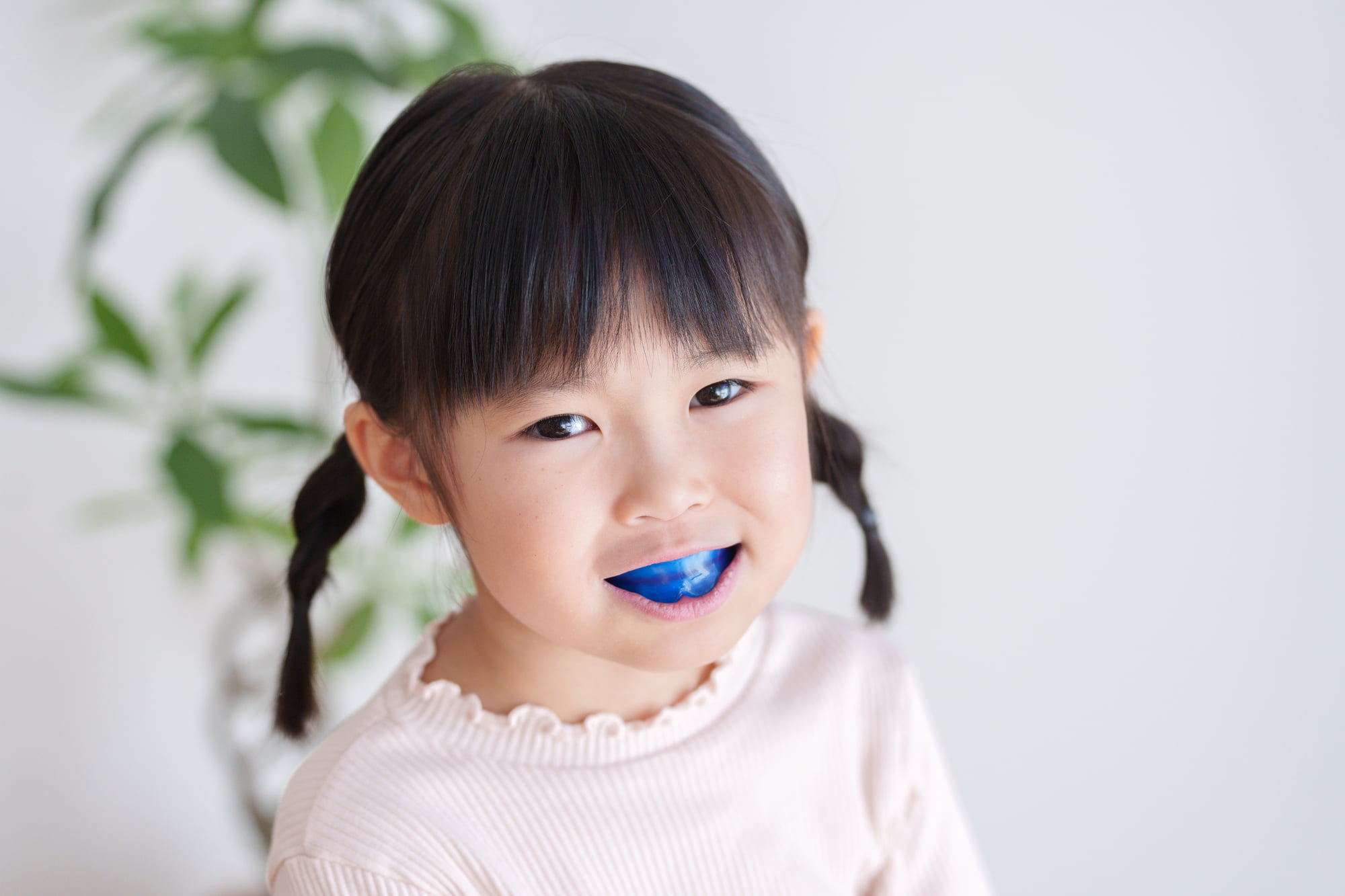 マイオブレースの装置を装着している子ども