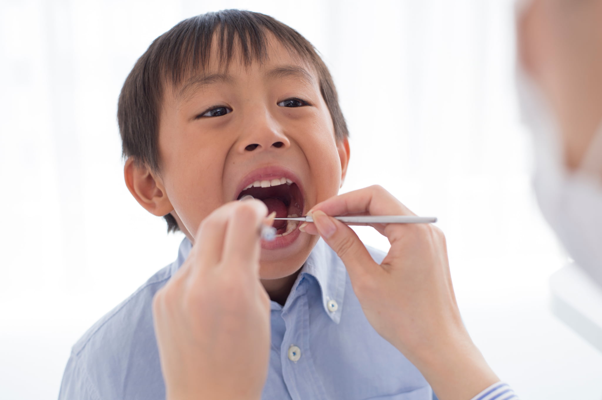 マイオブレースでの矯正状況を確認する歯科医