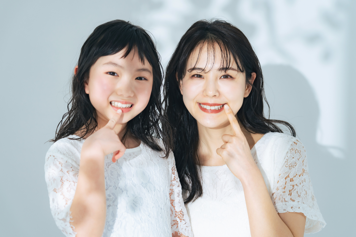MFT(口腔筋機能療法)トレーニングに励む親子