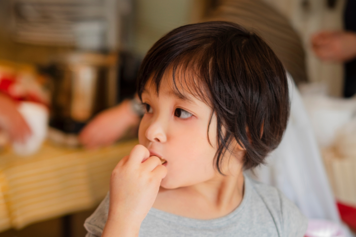 子どもがすきっ歯になる主な原因である指しゃぶりをしている