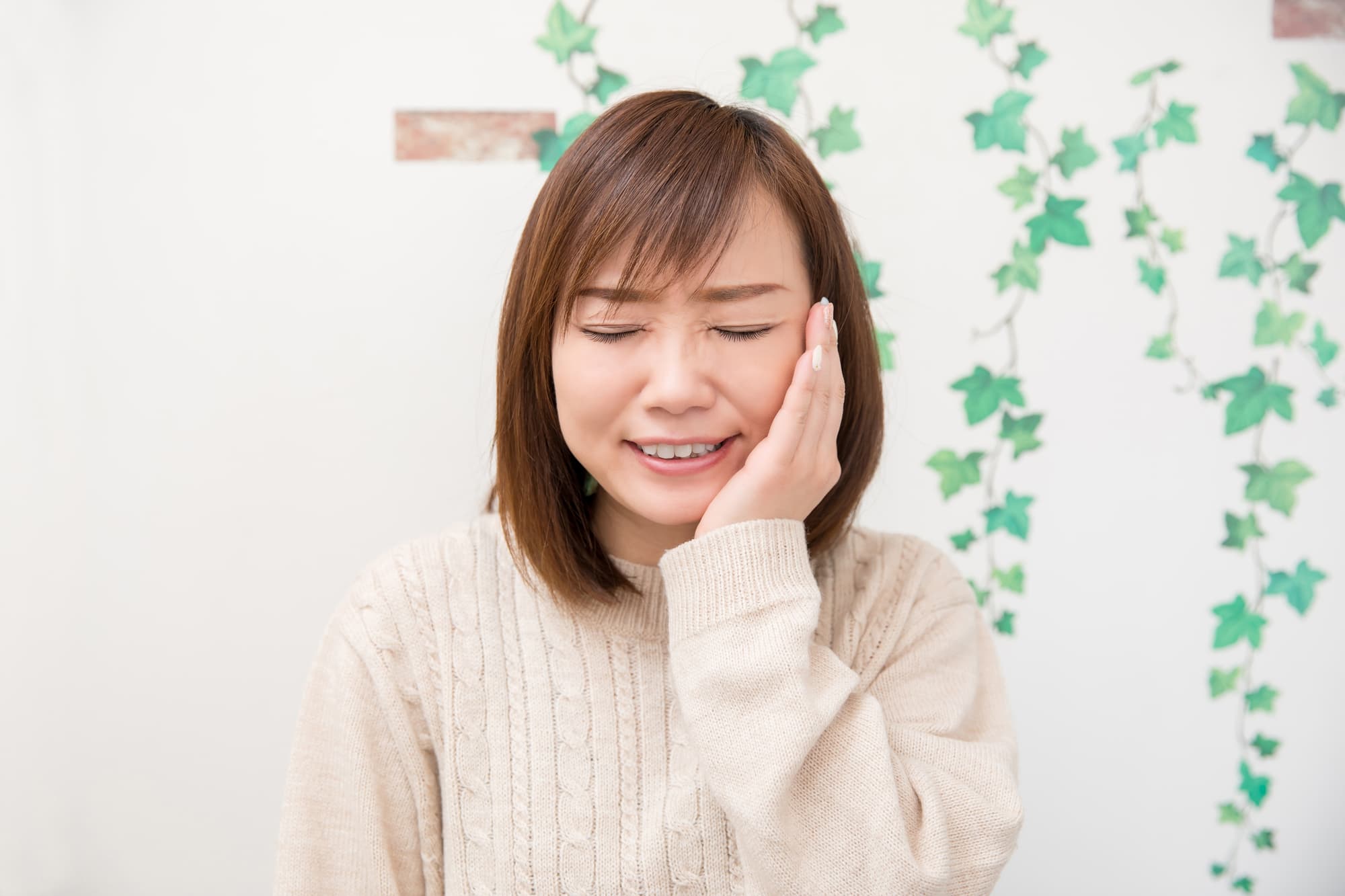 虫歯を放置して歯が酷く痛むようになった女性