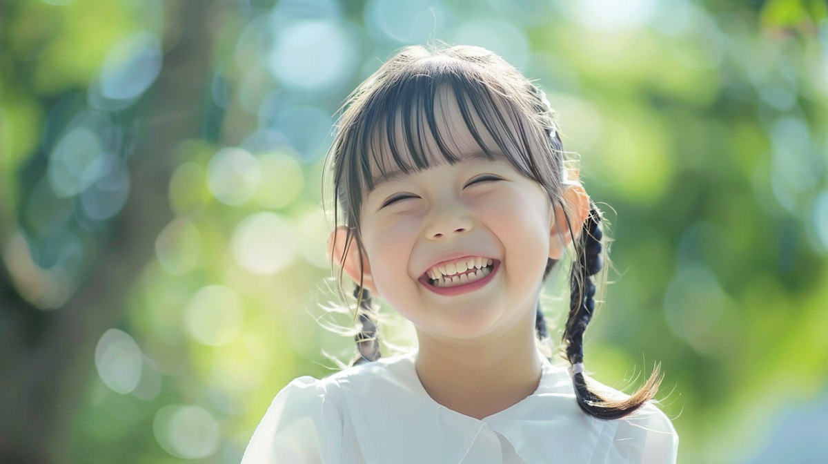 小児矯正で整った歯並びになった笑顔の子ども