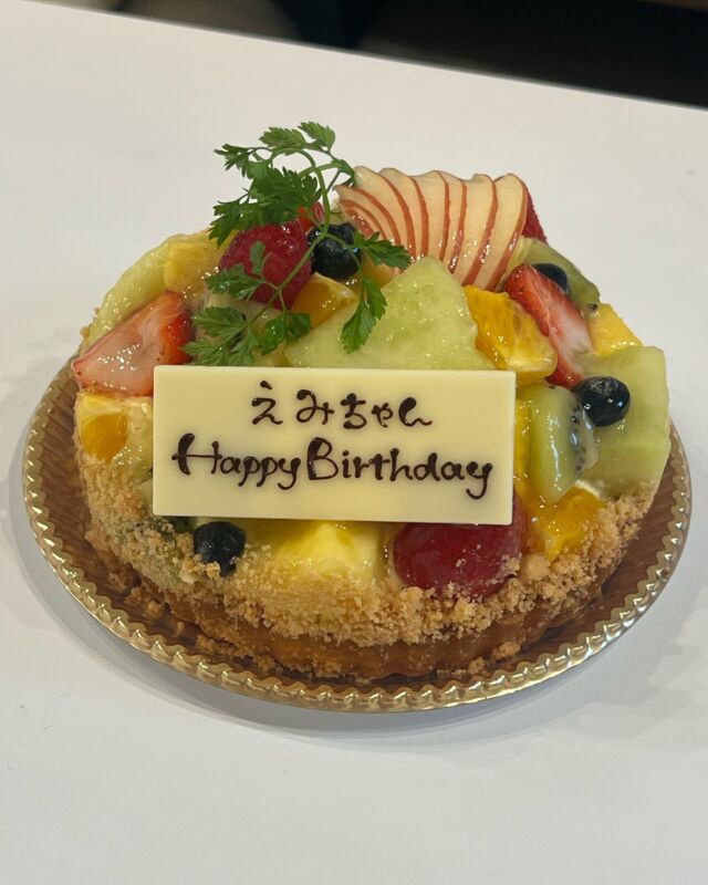 休憩時間にスタッフの誕生日祝いを行いました🎉㊗️
みんなで仲良くケーキを食べました🎂

改めてお誕生日おめでとうございます🥳🎁🎈